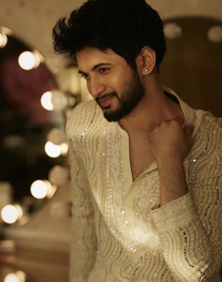 Premium Men’s Ivory Kurta - Ornate Threadwork & Mirror-Style Embellishment